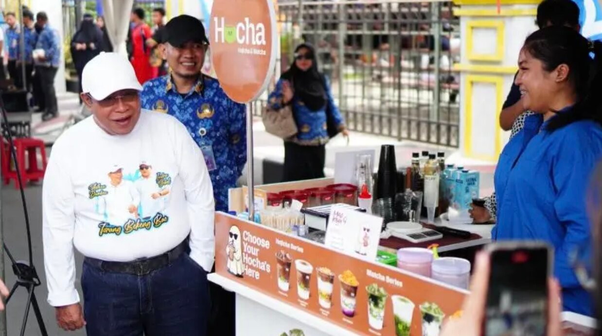 Wali Kota Gorontalo, Adhan Dambea saat melihat berbagai stan UMKM di halaman Rumah Dinas Wali Kota Gorontalo. (Foto: Humas Pemkot Gorontalo)