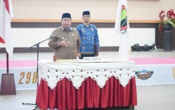 Wali Kota Gorontalo, Adhan Dambea saat melantik sejumlah pejabat administrator, Jumat, 17 April 2026. (Foto: Humas Pemkot Gorontalo)