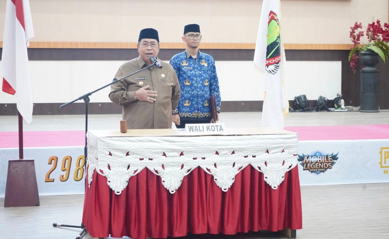 Wali Kota Gorontalo, Adhan Dambea saat melantik sejumlah pejabat administrator, Jumat, 17 April 2026. (Foto: Humas Pemkot Gorontalo)