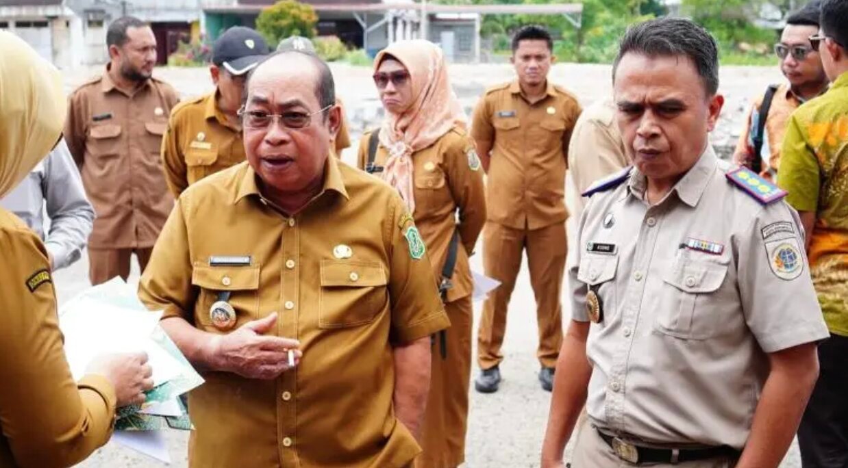 Wali Kota Gorontalo, Adhan Dambea saat meninjau eks Terminal 42 yang direncanakan menjadi lokasi pembangunan kantor wali kota baru, Senin, 20 April 2026. (Foto: Humas Pemkot Gorontalo).