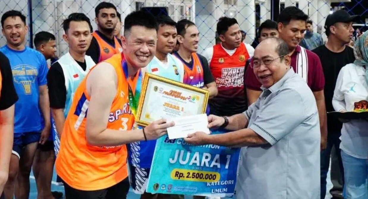 Wali Kota Gorontalo Adhan Dambea saat menghadiri kemeriahan menutup ajang turnamen Basketball 3x3 yang digelar dalam rangka Hari Ulang Tahun (HUT) ke-298 Kota Gorontalo, Senin malam, 20 April 2026. (Foto: Humas Pemkot Gorontalo)