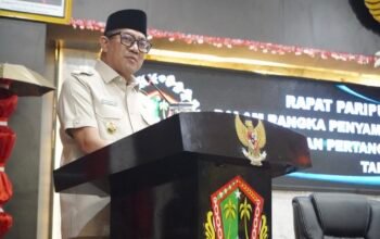 Wakil Wali Kota Gorontalo, Indra Gobel, menyampaikan jawaban pemerintah atas rekomendasi Laporan Keterangan Pertanggungjawaban (LKPJ) Tahun Anggaran 2025 dalam rapat paripurna DPRD Kota Gorontalo, Senin, 21 April 2026. (Foto: Humas Pemkot Gorontalo)
