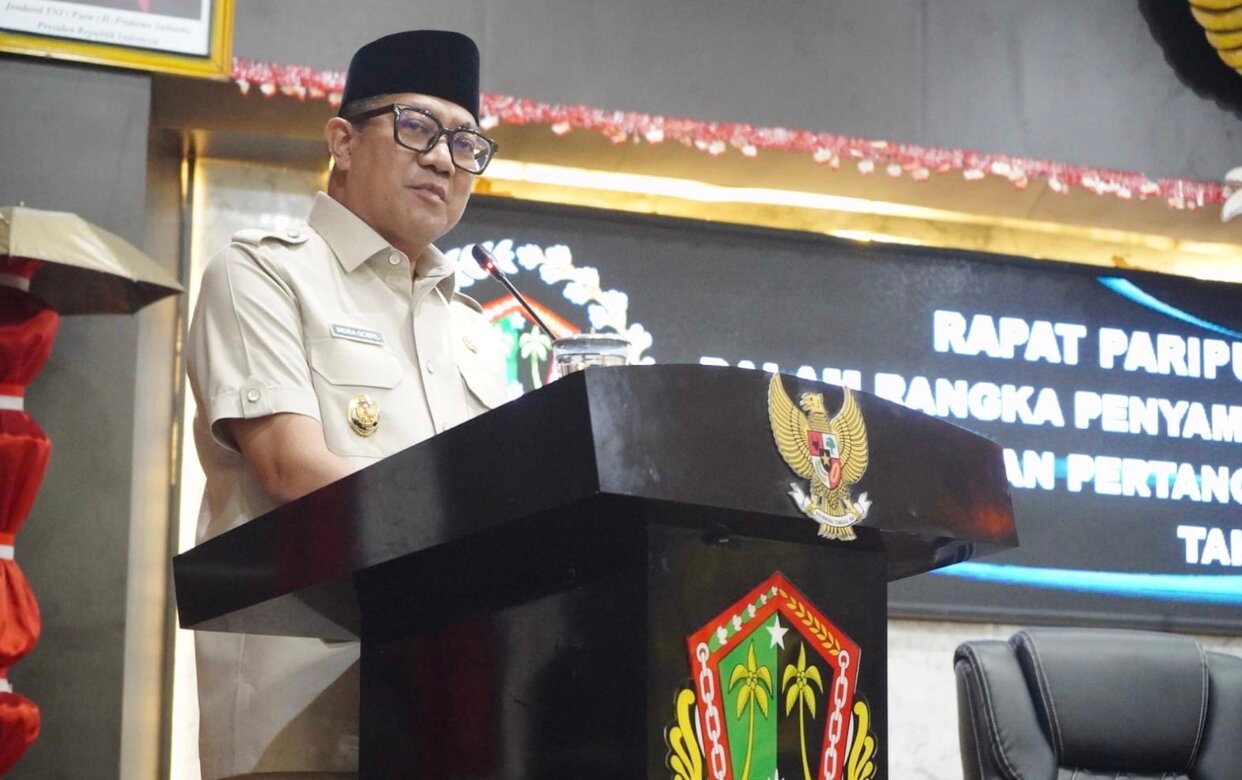 Wakil Wali Kota Gorontalo, Indra Gobel, menyampaikan jawaban pemerintah atas rekomendasi Laporan Keterangan Pertanggungjawaban (LKPJ) Tahun Anggaran 2025 dalam rapat paripurna DPRD Kota Gorontalo, Senin, 21 April 2026. (Foto: Humas Pemkot Gorontalo)