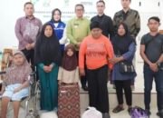 Wakil Wali Kota Gorontalo Indra Gobel saat menyerahkan bantuan Layanan Asistensi Rehabilitasi Sosial (ATENSI) bagi 122 keluarga penerima manfaat (KPM) dari kelompok rentan. (Foto: Humas Pemkot Gorontalo)