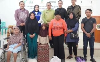 Wakil Wali Kota Gorontalo Indra Gobel saat menyerahkan bantuan Layanan Asistensi Rehabilitasi Sosial (ATENSI) bagi 122 keluarga penerima manfaat (KPM) dari kelompok rentan. (Foto: Humas Pemkot Gorontalo)