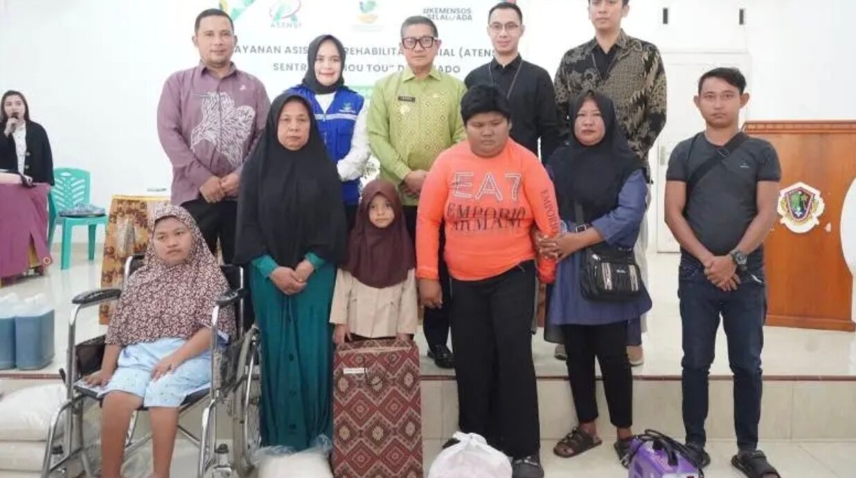 Wakil Wali Kota Gorontalo Indra Gobel saat menyerahkan bantuan Layanan Asistensi Rehabilitasi Sosial (ATENSI) bagi 122 keluarga penerima manfaat (KPM) dari kelompok rentan. (Foto: Humas Pemkot Gorontalo)