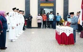 Wali Kota Gorontalo, Adhan Dambea saat melantik 136 pejabat administrator dan pengawas di lingkungan Pemerintah Kota Gorontalo. (Foto: Humas Pemkot Gorontalo)