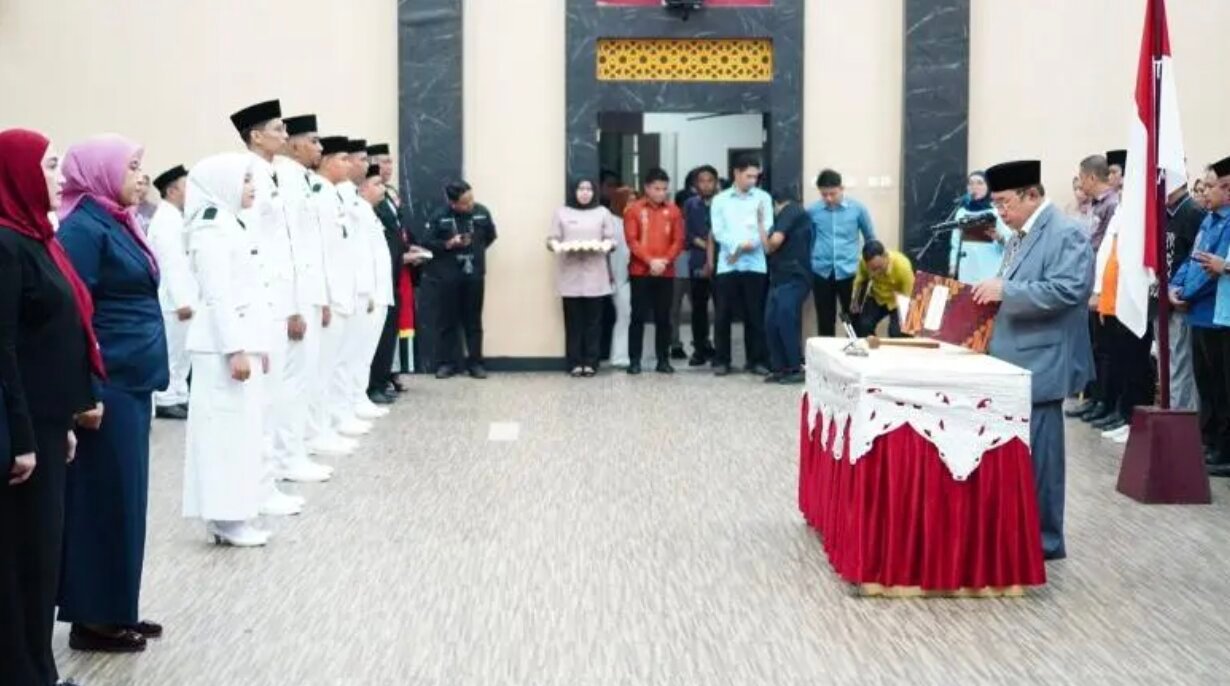 Wali Kota Gorontalo, Adhan Dambea saat melantik 136 pejabat administrator dan pengawas di lingkungan Pemerintah Kota Gorontalo. (Foto: Humas Pemkot Gorontalo)