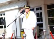 Wali Kota Gorontalo, Adhan Dambea, bertindak sebagai pembina upacara di peringatan Hari Otonomi Daerah ke-30 di halaman Kantor Wali Kota Gorontalo, Senin, 27 April 2026. (Foto: Humas Pemkot Gorontalo)