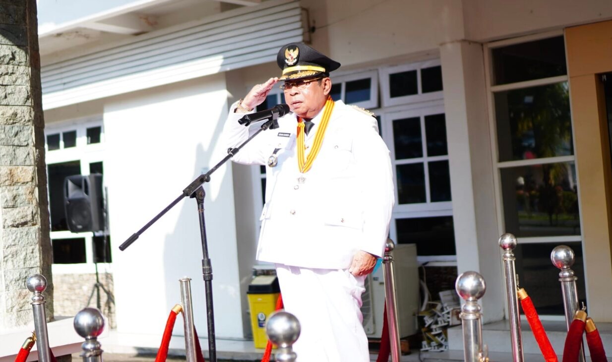 Wali Kota Gorontalo, Adhan Dambea, bertindak sebagai pembina upacara di peringatan Hari Otonomi Daerah ke-30 di halaman Kantor Wali Kota Gorontalo, Senin, 27 April 2026. (Foto: Humas Pemkot Gorontalo)