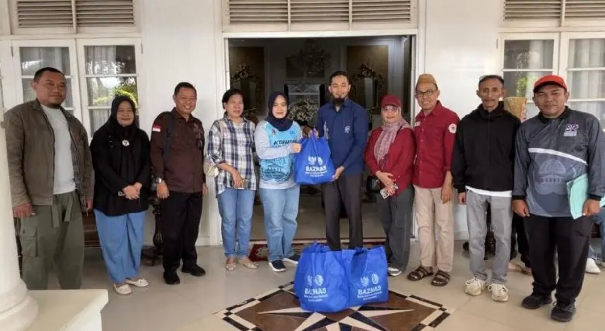 Pemerintah Kota Gorontalo menyalurkan 1.000 paket bantuan sembako kepada warga dalam rangka peringatan HUT ke-298 Kota Gorontalo, Selasa, 28 April 2026. (Foto: Humas Pemkot Gorontalo)
