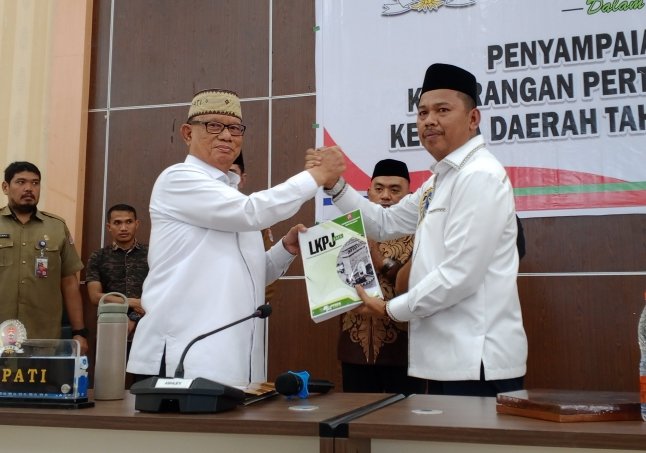 Bupati Bone Bolango Ismet Mile dalam Rapat Paripurna DPRD saat penyampaian Laporan Keterangan Pertanggungjawaban (LKPJ)/Hibata.id