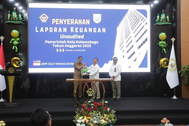 Wali Kota Kotamobagu Weny Gaib menyerahkan Laporan Keuangan Pemerintah Daerah (LKPD) unaudited Tahun Anggaran 2025 kepada Badan Pemeriksa Keuangan (BPK). (Foto: Humas Pemkot Kotamobagu)