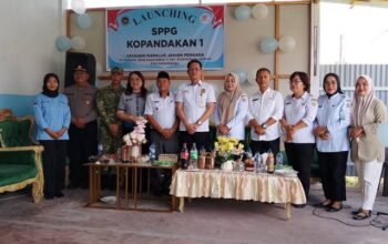 Wali Kota Kotamobagu Weny Gaib saat mengunjungi Satuan Pelayanan Pemenuhan Gizi (SPPG) di Desa Kepandakan I. (Foto: Humas Pemkot Kotamobagu)