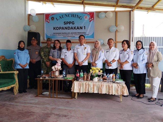 Wali Kota Kotamobagu Weny Gaib saat mengunjungi Satuan Pelayanan Pemenuhan Gizi (SPPG) di Desa Kepandakan I. (Foto: Humas Pemkot Kotamobagu)