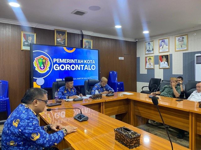 Sekretaris Daerah Kota Gorontalo, Ismail Madjid saat memimpin rapat rapat koordinasi di Kantor Wali Kota, Kamis, 2 April 2026. (Foto: Randa Damaling/Hibata.id)