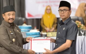 Bupati Buton Tengah Azhari memaparkan realisasi APBD 2025 dalam rapat paripurna DPRD/Hibata.id