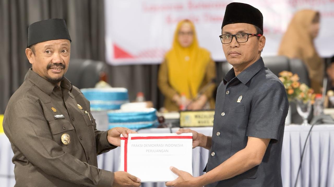 Bupati Buton Tengah Azhari memaparkan realisasi APBD 2025 dalam rapat paripurna DPRD/Hibata.id