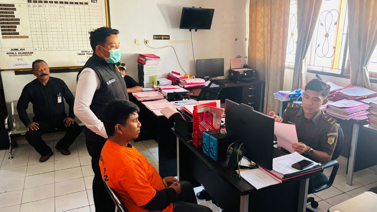 Polres Pohuwato Limpahkan Tersangka Kasus Penganiayaan ke Kejari, Korban Alami Kebutaan hingga Meninggal Dunia/Hibata.id