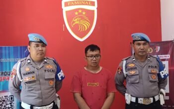 Anggota Polri berinisial DA dari satuan Intelkam Polres Pohuwato saat diamankan/Hibata.id