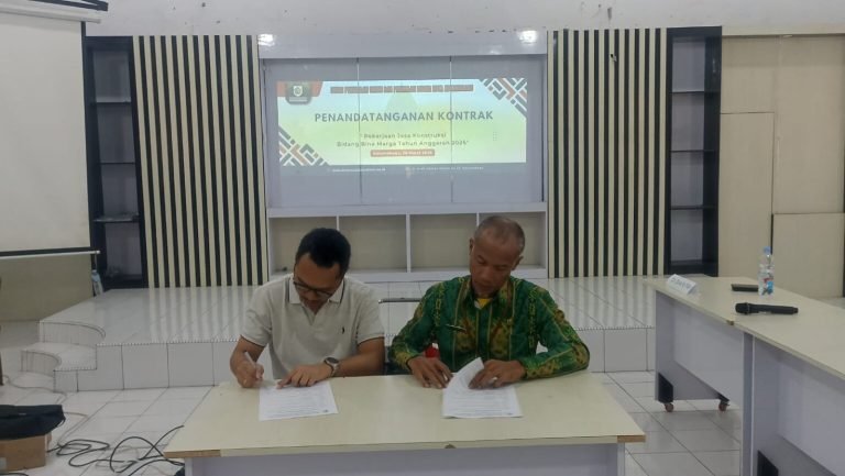 Dinas Pekerjaan Umum dan Penataan Ruang (PUPR) Kota Kotamobagu resmi menandatangani kontrak tiga proyek jalan senilai lebih dari Rp5,5 miliar, Kamis (26/3/2026). (Foto: Humas Pemkot Kotamobagu)