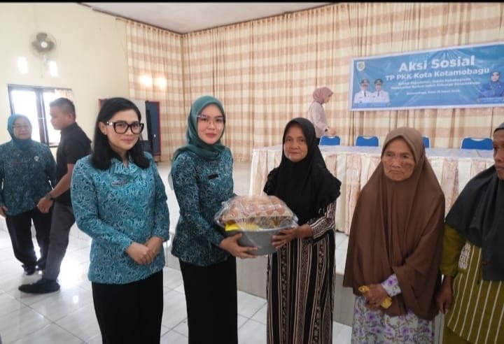 Ratusan warga di empat kecamatan di Kota Kotamobagu menerima bantuan sembako dari Tim Penggerak Pemberdayaan Kesejahteraan Keluarga (TP-PKK). (Foto: Humas Pemkot Kotamobagu)