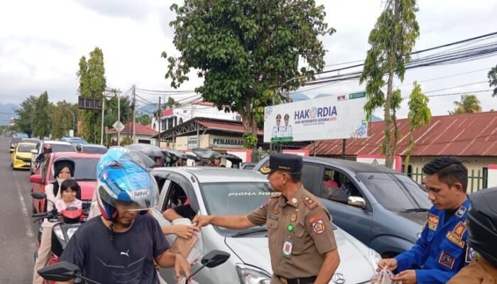 Satpol PP-Damkar Kotamobagu Bagikan Takjil Gratis, Semarakkan Ramadan 1447 H di Jalanan