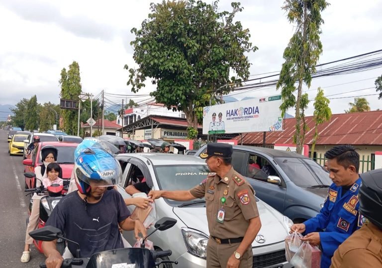 Satuan Polisi Pamong Praja dan Pemadam Kebakaran (Satpol PP-Damkar) Kota Kotamobagu Bagikan Takjil Gratis. (Foto: Humas Pemkot Kotamobagu)