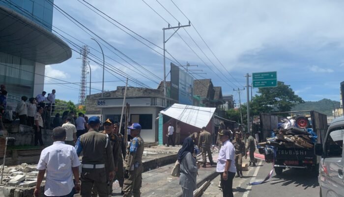 Pemkot Gorontalo Tertibkan Bangunan Liar di Jalan Nani Wartabone