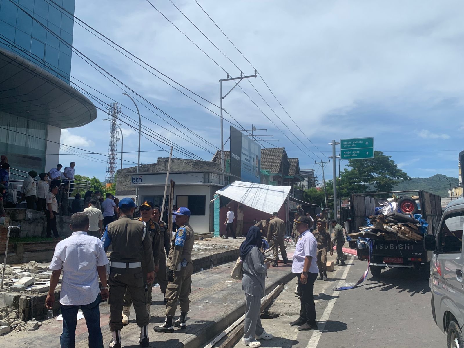 Wali Kota Gorontalo Adhan Dambea memimpin langsung kegiatan penertiban/Hibata.id