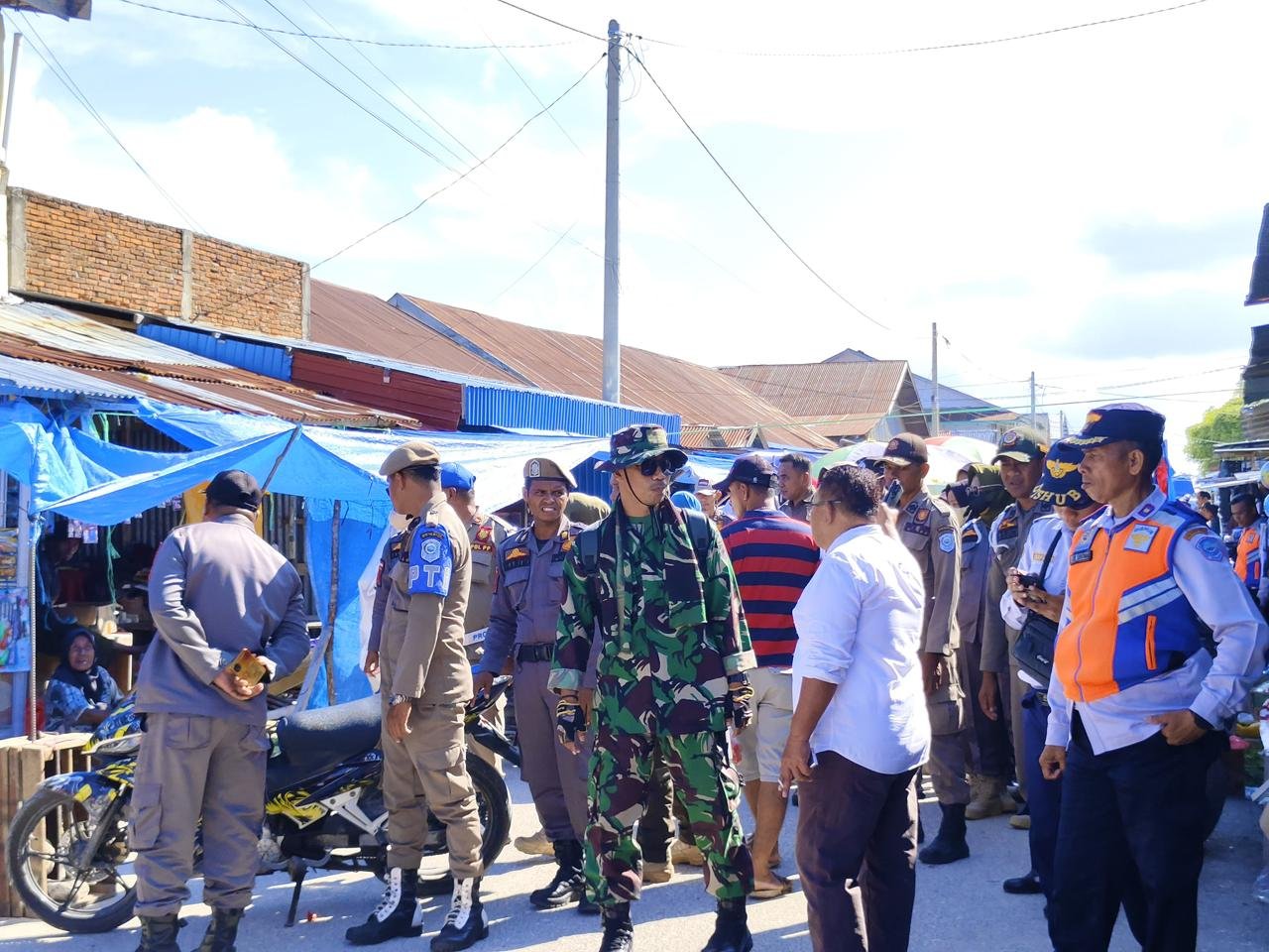 Dishub Buton Tengah menertibkan parkir liar di Pasar Mawasangka/Hibata.id