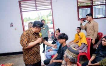 Bupati Buton Tengah, Dr Azhari menyalurkan bantuan ATENSI Rp219,4 juta kepada 115 KPM di Kecamatan Gu/Hibata.id