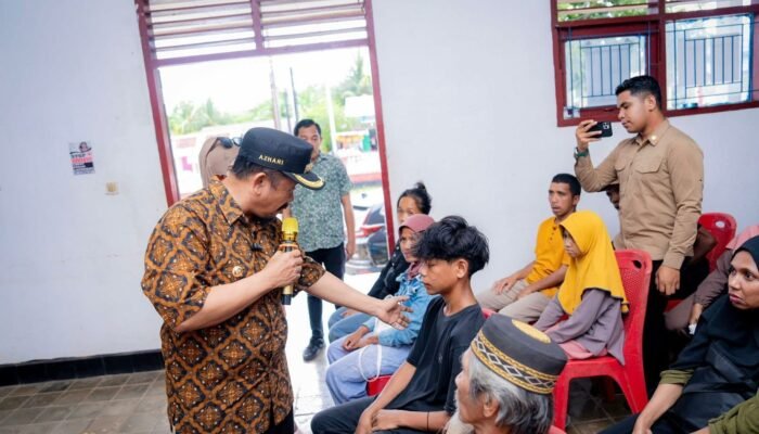 Bupati Buton Tengah Bagikan Bantuan Rp219 Juta, Ini Dampaknya ke Warga