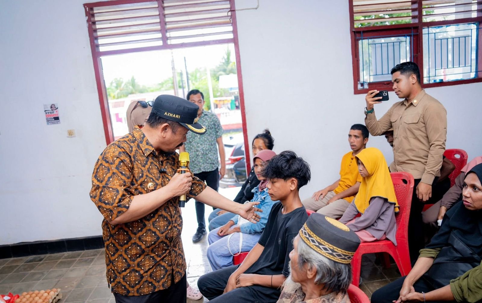 Bupati Buton Tengah, Dr Azhari menyalurkan bantuan ATENSI Rp219,4 juta kepada 115 KPM di Kecamatan Gu/Hibata.id