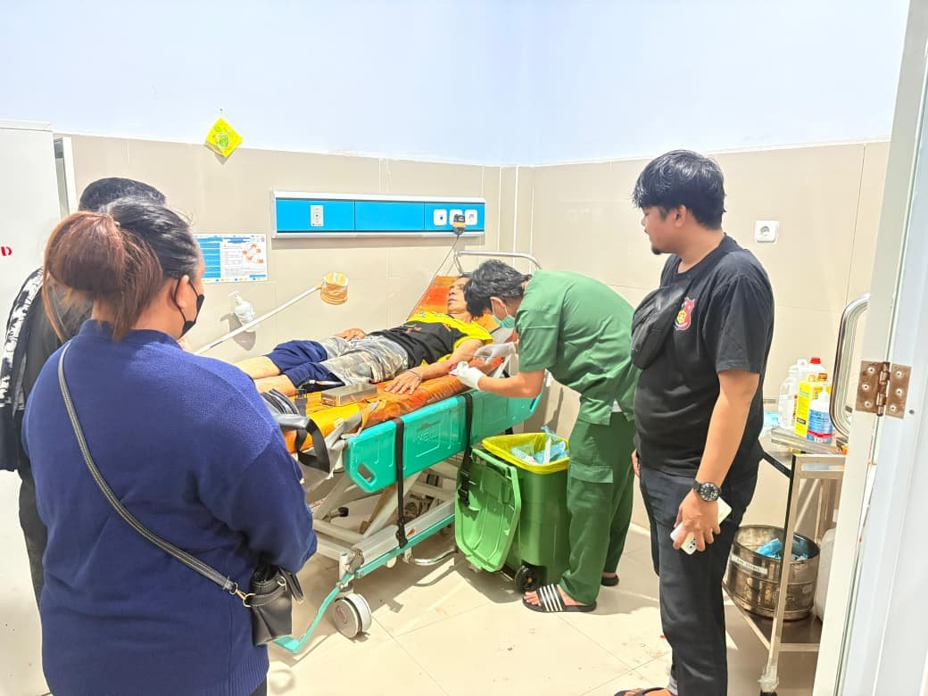 Tim medis menangani korban penganiayaan di RS Bumi Panua Pohuwato, Kabupaten Pohuwato/Hibata.id