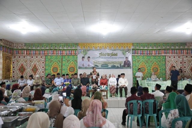 Wali Kota Kotamobagu, Weny Gaib saat menghadiri Halal Bihalal bersama masyarakat Kecamatan Kotamobagu Utara, Jumat, 10 April 2026, di Desa Bilalang Satu. (Foto: Humas Pemkot Kotambagu)