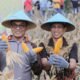 Kepala Korbinmas Baharkam Polri, Kalingga Rendra Raharja, dan Wali Kota Kotamobagu, Weny Gaib dalam agenda panen raya dan penanaman jagung. (Foto: Humas Pemkot Kotamobagu)