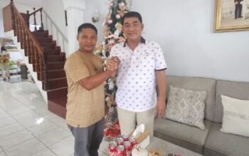 Koordinator BP-TASKIN Mitra, Ahmad Katili saat bertemu dengan Gubernur Sulut, Yulius Selvanus Komaling. (Foto: Istw)