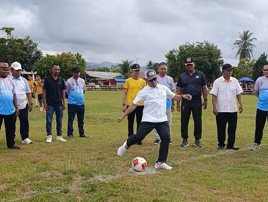 Tendangan Sirajudin Lasena Bikin Lapangan Buko Bergetar, Bupati Cup 2026 Langsung Panas/Hibata.id