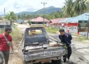 Mobil bak Carry terlihat hangus setelah terbakar di depan Kantor Desa Hulawa, Pohuwato/Hibata.id