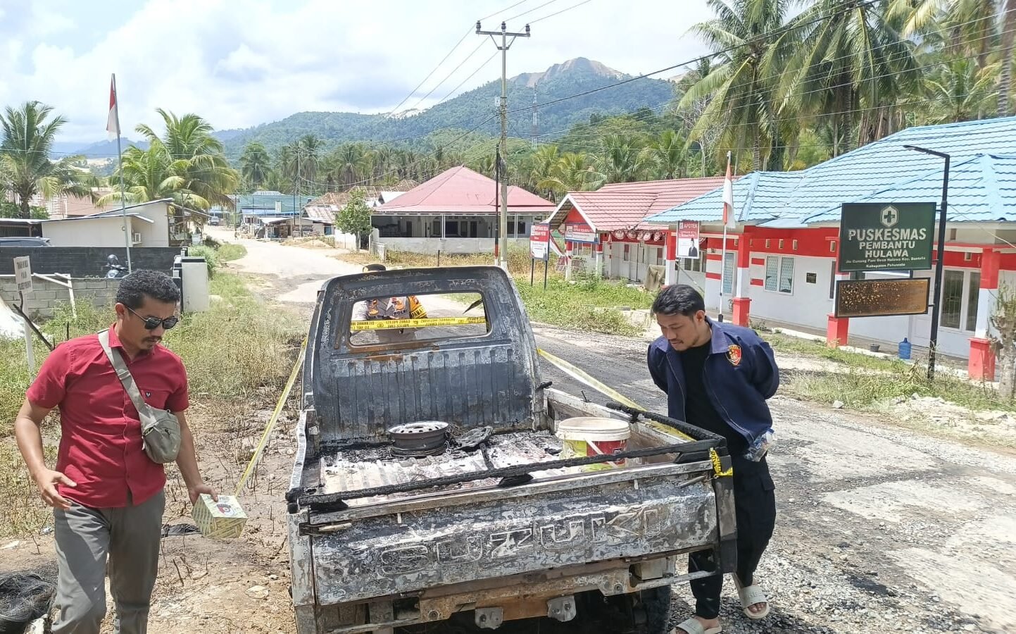 Mobil bak Carry terlihat hangus setelah terbakar di depan Kantor Desa Hulawa, Pohuwato/Hibata.id