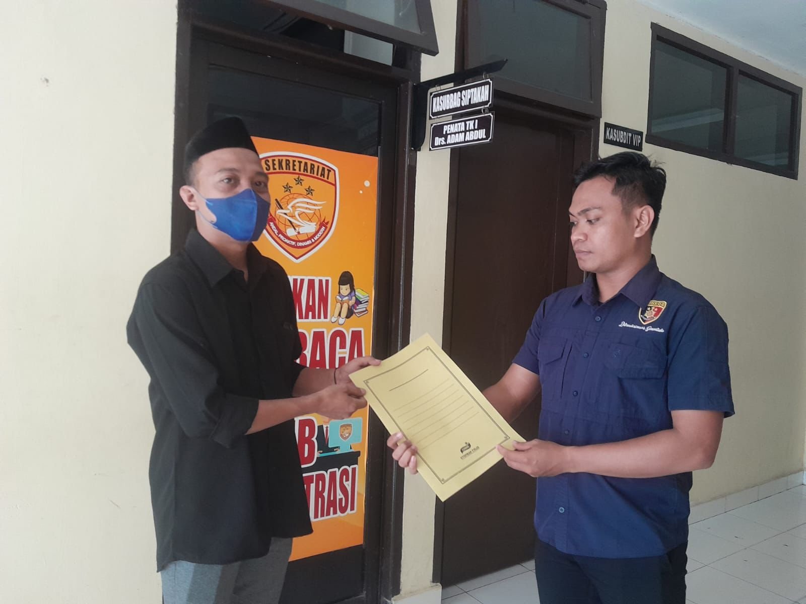 Perwakilan APMPK, Rahwandi Botutihe saat melayangkan laporan ke Polda Gorontalo/Hibata.id