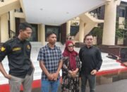 Kuasa hukum dan keluarga operator RM saat mendatangi Polres Pohuwato/Hibata.id