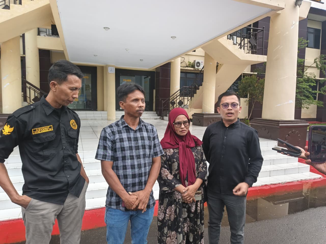 Kuasa hukum dan keluarga operator RM saat mendatangi Polres Pohuwato/Hibata.id
