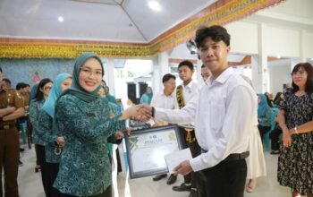 Ketua TP PKK Kota Kotamobagu, Rindah Gaib Mokoginta saat memilih Duta Cegah Stunting Remaja tingkat Kota Kotamobagu 2026 yang digelar di Aula Rumah Dinas Wali Kota Kotamobagu, Selasa, 14 April 2026. (Foto: Humas Pemkot Kotamobagu)