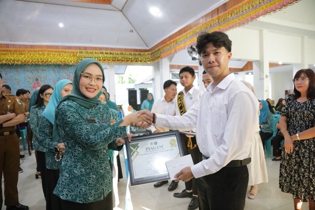 Ketua TP PKK Kota Kotamobagu, Rindah Gaib Mokoginta saat memilih Duta Cegah Stunting Remaja tingkat Kota Kotamobagu 2026 yang digelar di Aula Rumah Dinas Wali Kota Kotamobagu, Selasa, 14 April 2026. (Foto: Humas Pemkot Kotamobagu)