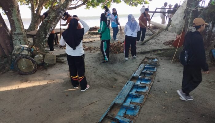 Gerakan ASRI Jadi Momentum Jaga Pantai Lokpon Tetap Bersih dan Nyaman