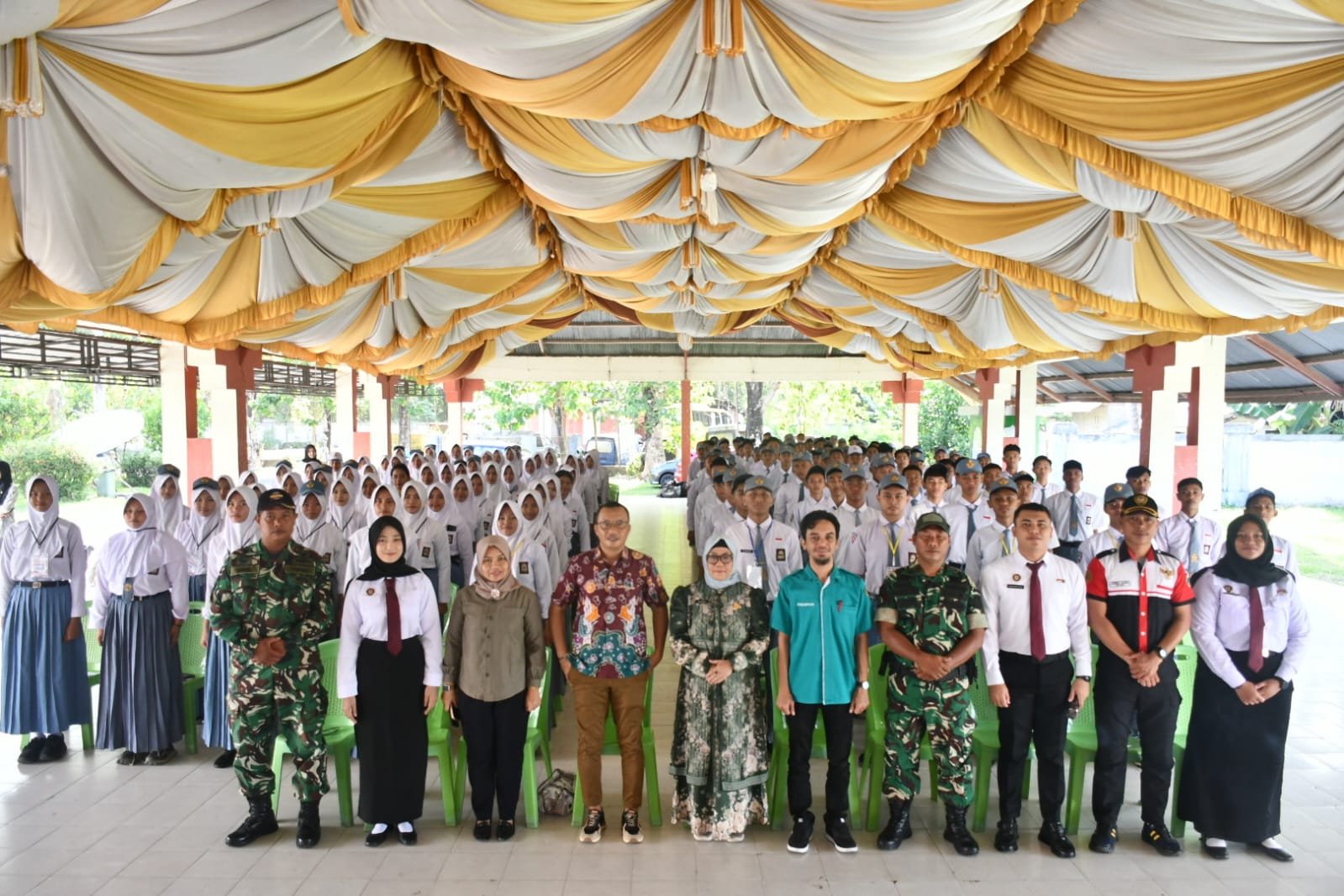 Wakil Bupati Boalemo, Lahmudin Hambali bersama Paskibraka/Hibata.id