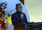 Bupati Gorontalo Sofyan Puhi saat memberikan sambutan di kegiatan doa pemberangkatan Calon Jamaah Haji (JCH) tahun 1447 H/2026 di Desa Bulota, Kecamatan Telaga Jaya, Kabupaten Gorontalo, Kamis (16/4/2026). (Foto: Humas Pemkab Gorontalo)