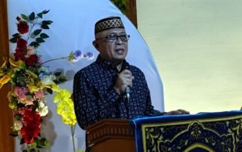 Bupati Gorontalo Sofyan Puhi saat memberikan sambutan di kegiatan doa pemberangkatan Calon Jamaah Haji (JCH) tahun 1447 H/2026 di Desa Bulota, Kecamatan Telaga Jaya, Kabupaten Gorontalo, Kamis (16/4/2026). (Foto: Humas Pemkab Gorontalo)